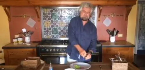 Grillo apre la scatola di tonno: "Basta, avete rotto il c..."