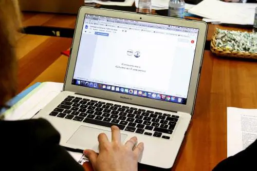 Passeggini e pc: gli oggetti dimenticati vanno all'asta