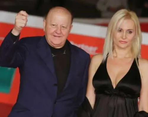 Spuntano le foto dei sexy show della ex compagna di Boldi