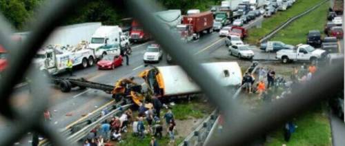 Usa, scuolabus si schianta in New Jersey: "Due morti e molti feriti"