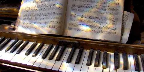 Le note del pianoforte "volano" nel Terminal 1 di Malpensa