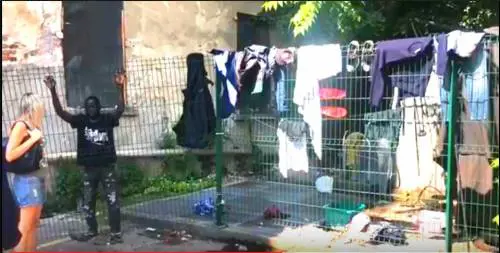 Immigrati accampati nel palazzo del Comune a due passi dalla movida