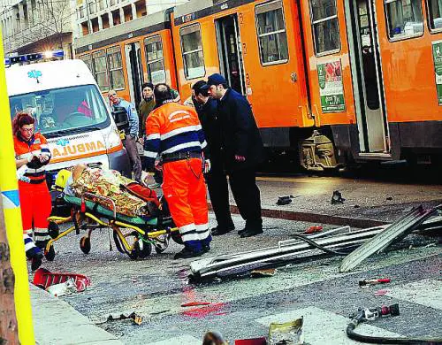 Sorpassa il tram e viene investito. Motociclista perde una gamba
