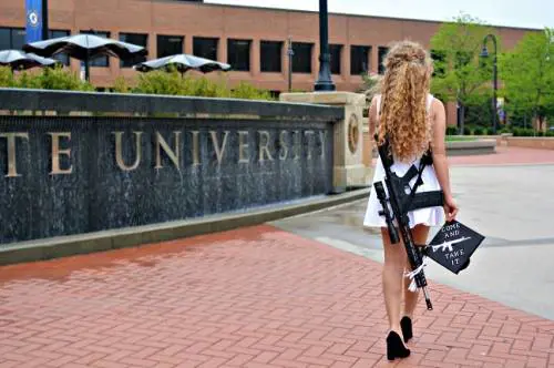 Kaitlin, la studentessa con il mitra che divide l'America