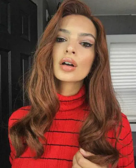 Emily Ratajkowski sveste i panni sexy: prima donna alla guida di una Formula E
