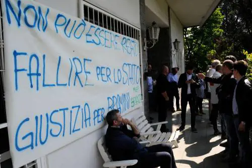 Fallisce perché lo Stato non paga: imprenditore sfrattato dagli ufficiali giudiziari