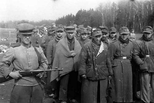 I tedeschi in fuga da violenza e stupri dell'Armata rossa