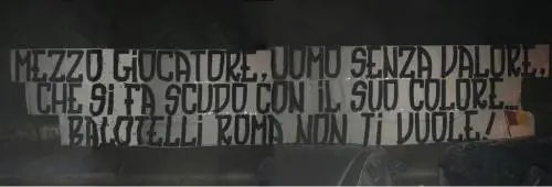 Striscione choc contro Balotelli: "Ti fai scudo con il tuo colore"