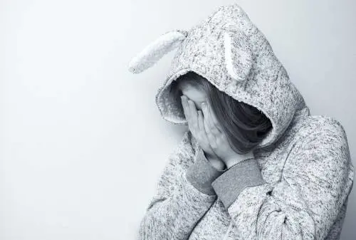 Bullismo, 12 enne picchiata e minacciata dalle compagne di classe