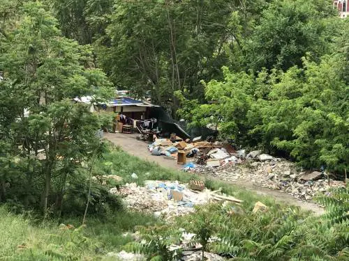Nascosta dalla vegetazione, ecco la nuova favela rom di via Togliatti
