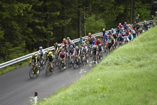 Giro d'Italia, Yates vince la quindicesima tappa e allunga in classifica 