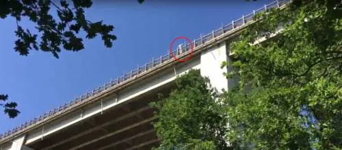 Chieti, getta la figlia della convivente dal ponte. Poi si uccide