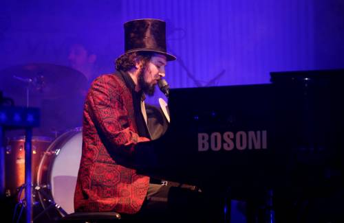 I canti festosi  di Capossela da Tom Waits al "Padrino"