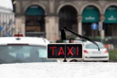 Stuprò una lucciola per poi rapinarla, forse un seriale il tassista arrestato