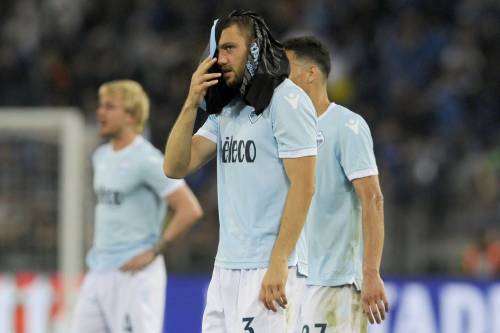 Lazio-Inter, de Vrij causa il rigore su Icardi: l'olandese piange in panchina