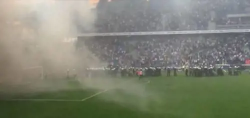 Polonia, follia degli ultras: fumogeni in campo e partita interrotta