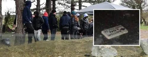 Bomba sul centro migranti. Gli autori rivendicano ​con svastiche e celtiche