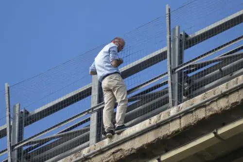 Francavilla, "la bimba era seduta sul ponte, poi il padre l'ha lanciata"