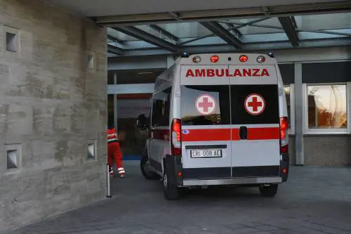 28 enne muore dopo una rissa: cercava di calmare i due amici