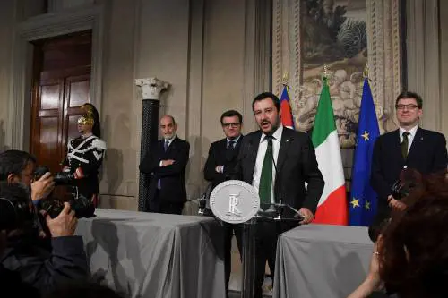 Salvini illustra la sua ricetta: "Governo anti depressione"