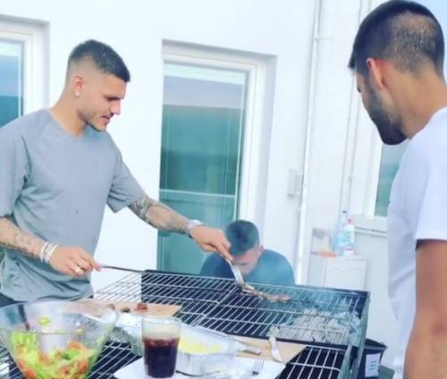 Icardi, festa sfrenata con Wanda: barbecue e bagno in piscina