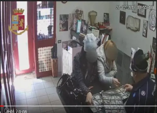 Rubano ciondolo in gioielleria, incastrate dalle telecamere