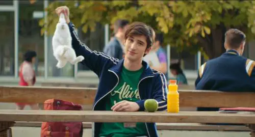 Polemica sullo spot: prendere il coniglio per le orecchie è maltrattamento