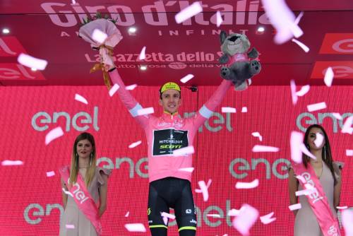 Giro d'Italia, Dennis vince la tappa cronometro. Yates in rosa