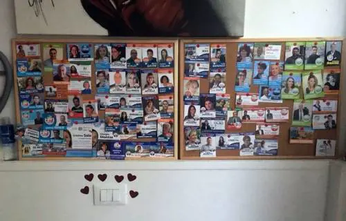 Il santino elettorale diventa cult: nasce il gruppo Facebook per scambiarli