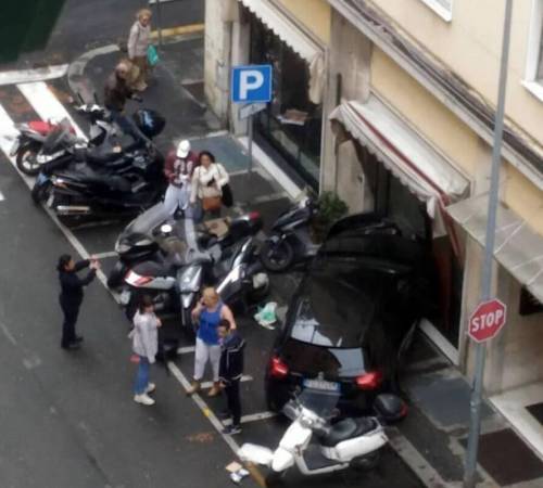 Lei gli chiede aiuto a parcheggiare, lui sfonda un negozio