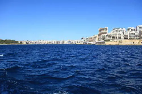Malta non fa sbarcare Lifeline e la spinge verso l'Italia