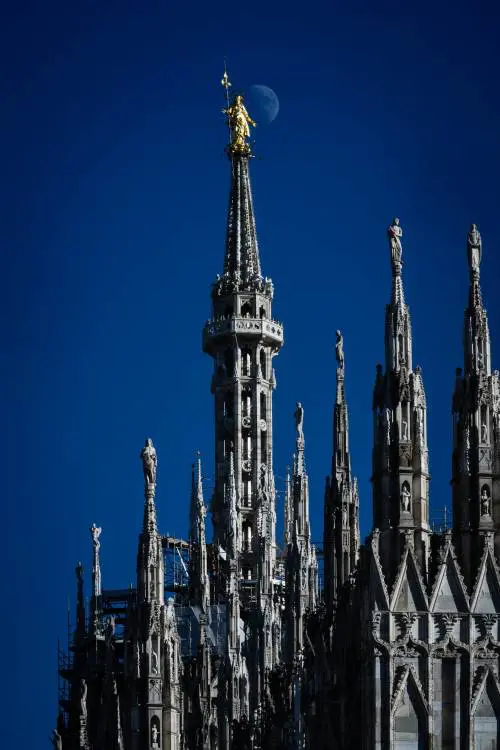 Galleria, 13 in corsa per un negozio vista Duomo