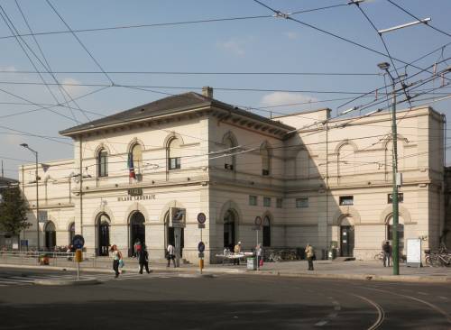 Affitta casa della defunta, prende i soldi e fugge