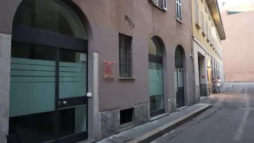 Cambia le tende del suo negozio: commerciante multata di 400 euro