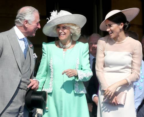 Meghan Markle mano nella mano con Camilla alla festa per Carlo