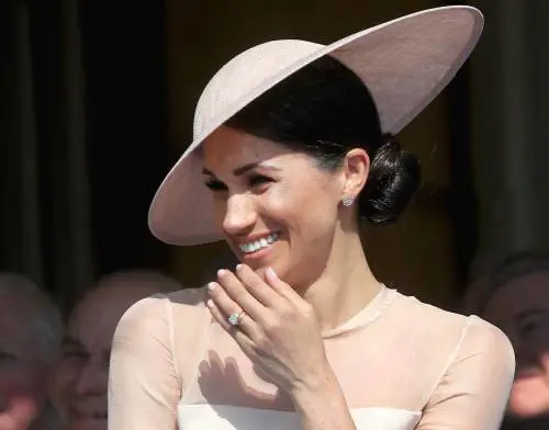 Meghan Markle solare alle celebrazioni per Carlo
