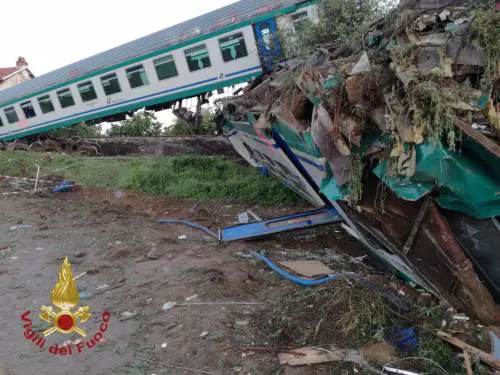 Treno deragliato a Caluso, indagato l'autista del tir