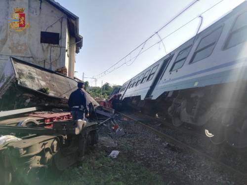 Treno contro tir: le immagini della polizia