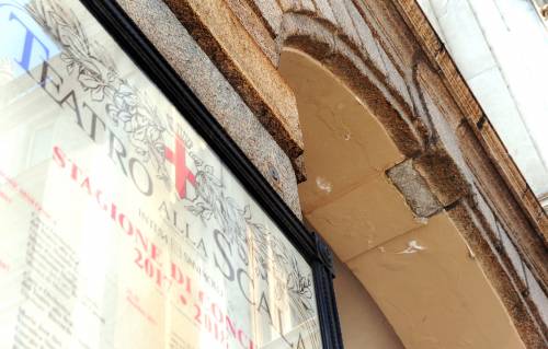 Il portico della Scala è stato chiuso per la caduta di calcinacci