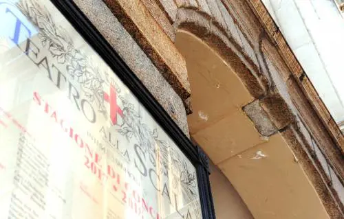Il portico della Scala è stato chiuso per la caduta di calcinacci