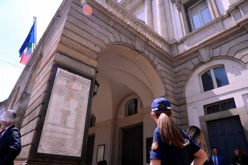 Crollano calcinacci dal soffitto della Scala  Chiuso il porticato