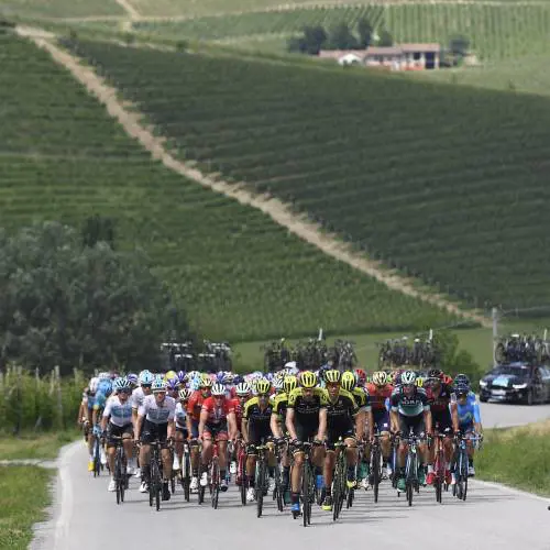 Giro d'Italia, Schachmann vince la 18a tappa. Yates resta in rosa ma perde terreno sugli inseguitori