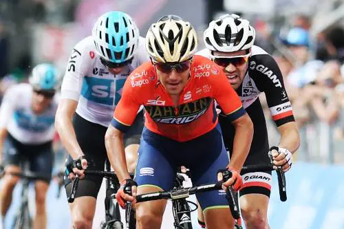 Froome-Dumoulin attaccano. Yates barcolla ma non molla. È  iniziata la resa dei conti
