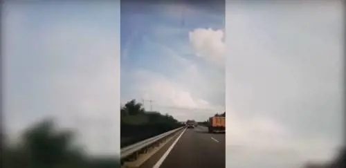 Inizia una diretta Facebook mentre è alla guida: 9 morti