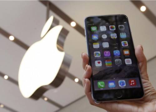 Femministe contro Apple: "iPhone troppo grandi per le mani delle donne"
