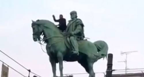 Milano, immigrato sulla statua di Garibaldi a piazza Cairoli