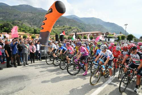 Tentativo di sabotaggio al Giro d'Italia: olio da motore sul manto stradale