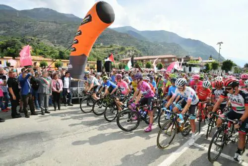 Tentativo di sabotaggio al Giro d'Italia: olio da motore sul manto stradale