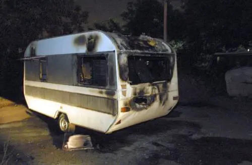 Folle gelosia: incendia la roulotte dove vivevano la ex e il rivale in amore