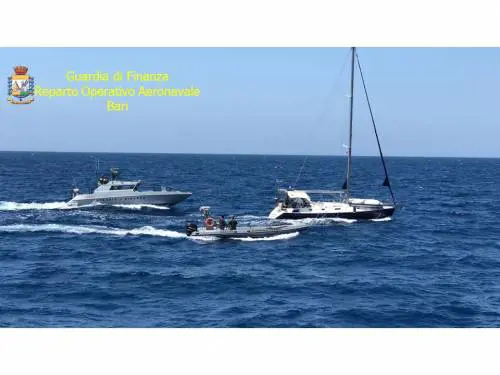 Riprendono gli sbarchi nel Salento: sequestrato veliero carico di migranti